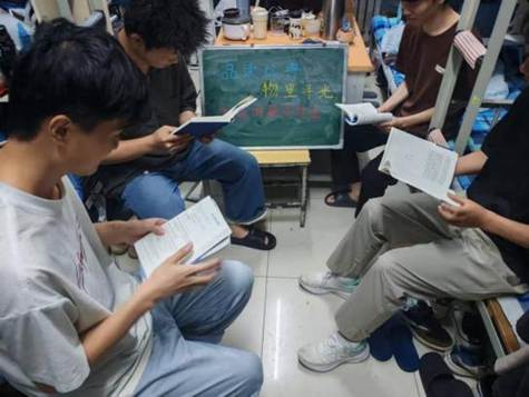 一群人正在打电话 AI 生成的内容可能不正确。